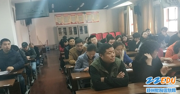 教师听得聚精会神 教师听得聚精会神