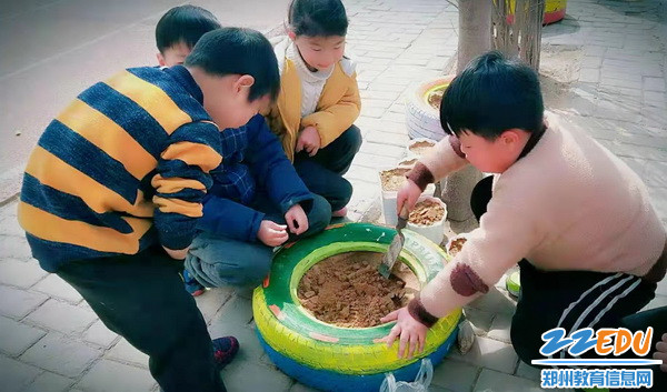 孩子们在精美的花盆里挖土_调整大小 孩子们在精美的花盆里挖土_调整大小