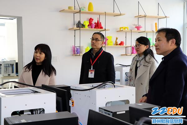 黄江元校长陪同参观3D打印室教室