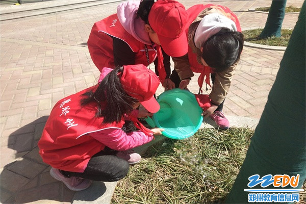 6我们给学校的小树、小草浇浇水 6我们给学校的小树、小草浇浇水