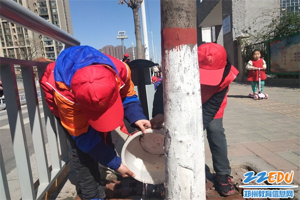 7给校门口的小树也浇浇水 7给校门口的小树也浇浇水