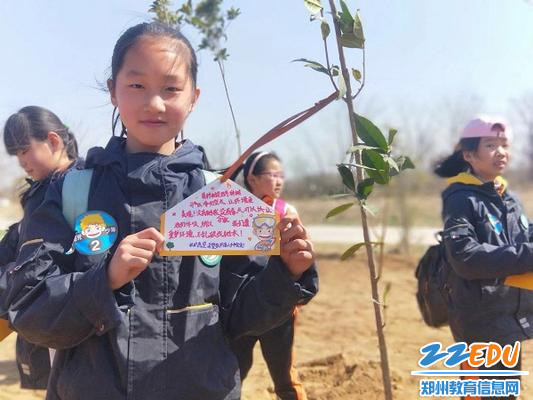 6铭牌做好啦,快给小树挂上吧 6铭牌做好啦,快给小树挂上吧