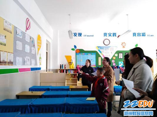 5.朗悦校区的评委老师认真倾听小导游的讲解 5.朗悦校区的评委老师认真倾听小导游的讲解