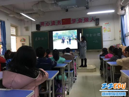 中队辅导员讲解交通安全的重要性_调整大小 中队辅导员讲解交通安全的重要性_调整大小