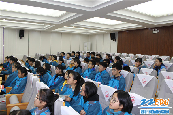 4听得很认真 4听得很认真