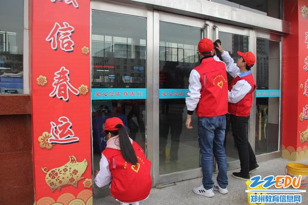 擦拭客运总站玻璃门窗 擦拭客运总站玻璃门窗