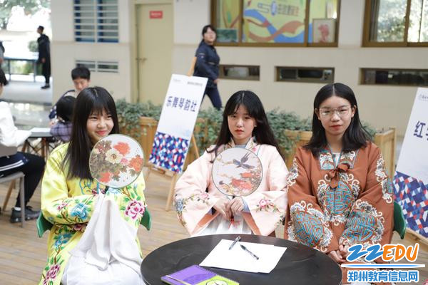 2身着中华民族传统服饰的红学社社员 2身着中华民族传统服饰的红学社社员