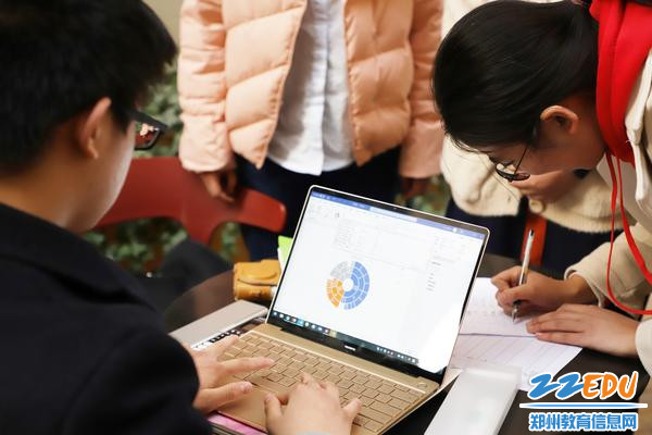 3同学们踊跃报名 3同学们踊跃报名