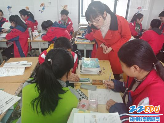 王娴老师在给学生交流指导 王娴老师在给学生交流指导