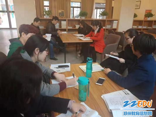 课后理化生教研组进行集体研讨 课后理化生教研组进行集体研讨