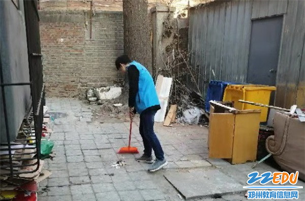 认真打扫的身影 认真打扫的身影