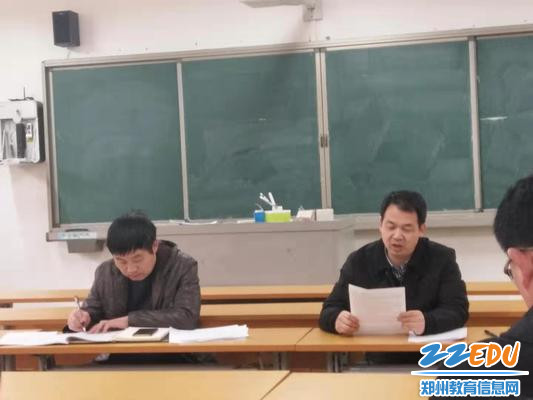 教学副校长赵学振、办公室主任赵红军在教研组内进行量化考核说明研讨