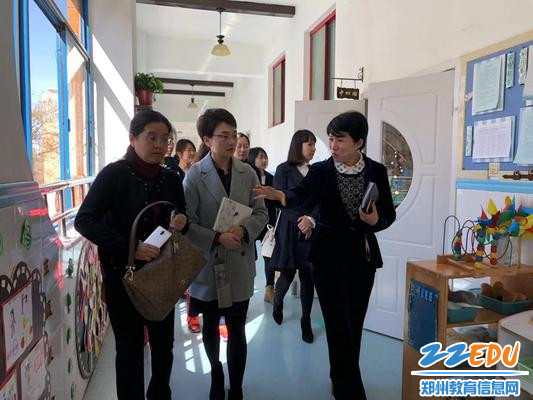 岳教授参观河南省纺织机械厂幼儿园并做指导