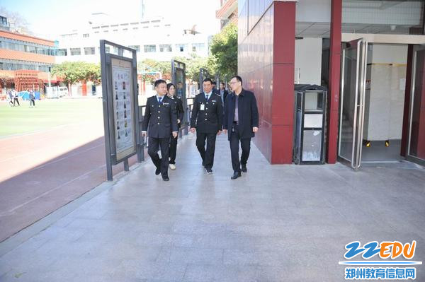 魏小山副校长陪同检查 魏小山副校长陪同检查