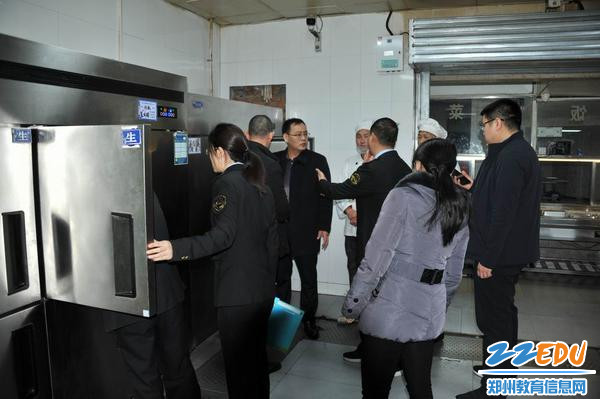 检查组检查设备运转情况 检查组检查设备运转情况