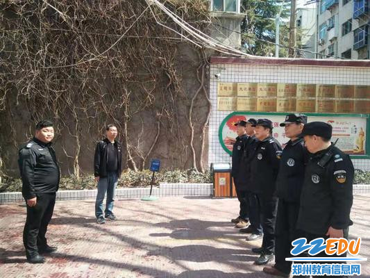 校内集合准备站军姿 校内集合准备站军姿