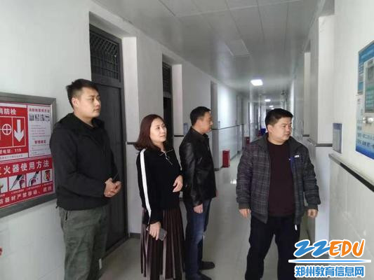 学生处主任周子豪带领工作人员抽查宿舍 学生处主任周子豪带领工作人员抽查宿舍