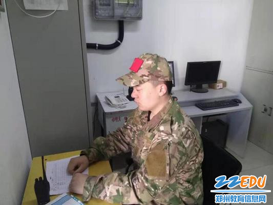 严阵以待的宿舍管理教官 严阵以待的宿舍管理教官