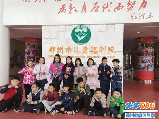 参与献爱心的文二学生 参与献爱心的文二学生