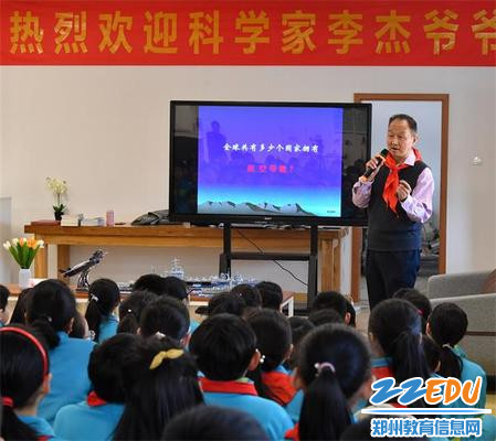 李杰爷爷为学生讲航母的故事 李杰爷爷为学生讲航母的故事