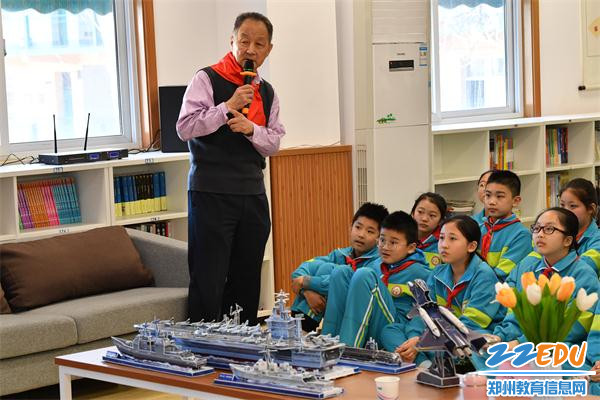 同学们饶有兴趣地听讲 同学们饶有兴趣地听讲