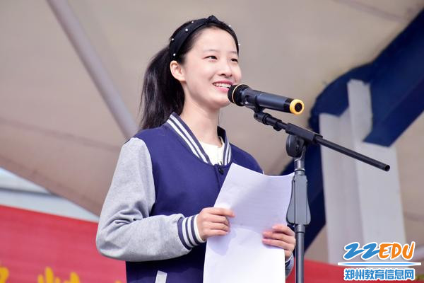 3月初,高二18班冯丹向全体学生发出向雷锋同志学习的倡议 3月初,高二18班冯丹向全体学生发出向雷锋同志学习的倡议