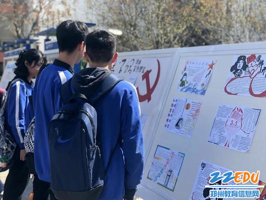 优质的海报内容引来学子围观 优质的海报内容引来学子围观