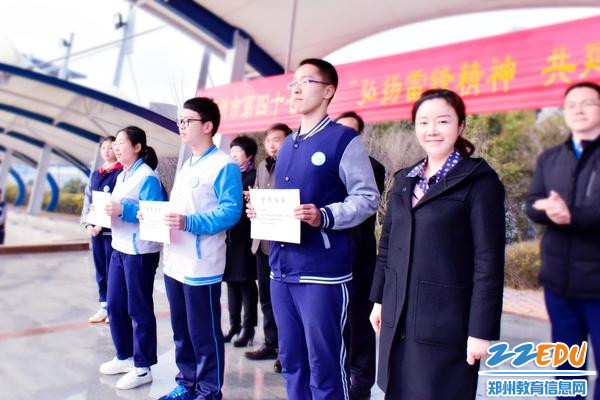 学生凭借丰富的志愿服务经历获得年度郑州市中学优秀志愿者称号 学生凭借丰富的志愿服务经历获得年度郑州市中学优秀志愿者称号