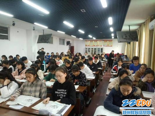 体育艺术专业特长的学子课前认真看书 体育艺术专业特长的学子课前认真看书