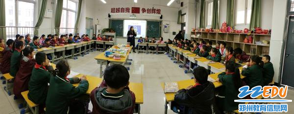 图一在语文老师的介绍下班级美食节拉开序幕 图一在语文老师的介绍下班级美食节拉开序幕