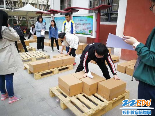 物流专业进行堆码竞赛 物流专业进行堆码竞赛