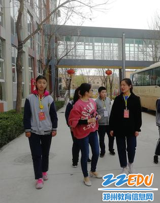 叶老师与福利院老师交流孩子们的生活状况 叶老师与福利院老师交流孩子们的生活状况