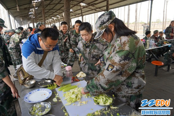 2师生一起切菜 2师生一起切菜