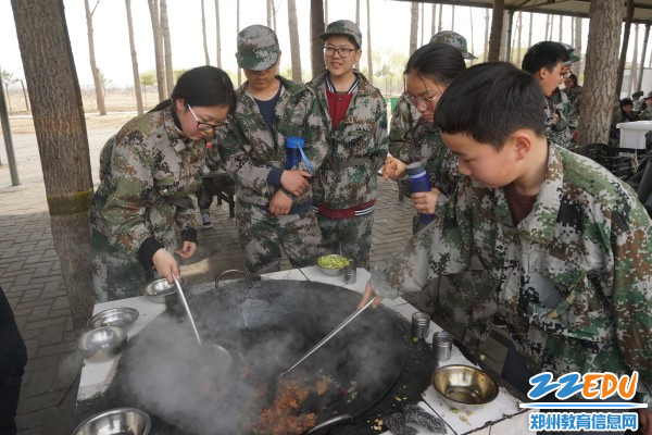 4炒菜需要配合默契 4炒菜需要配合默契