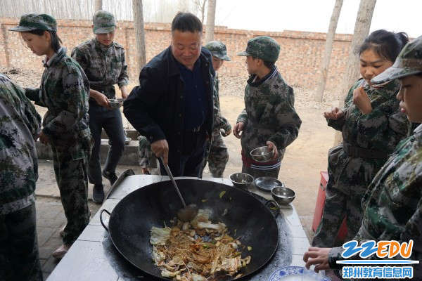 6德育处刘春亮主任指导学生炒大锅菜_conew1 6德育处刘春亮主任指导学生炒大锅菜_conew1