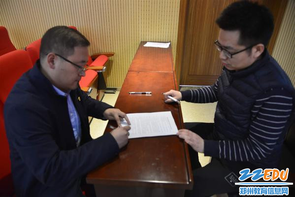 张华钧主任与班主任代表关若飞老师签订班主任安全承诺书