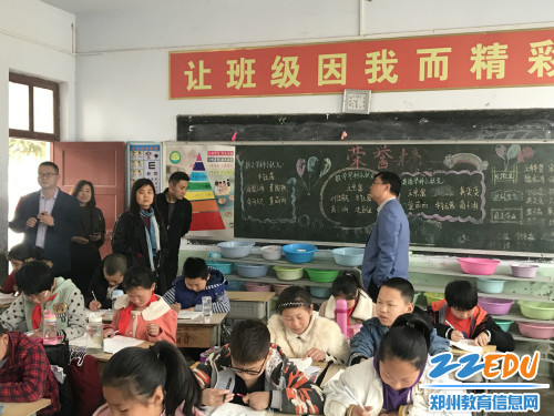 视察教室内文化建设和师生上课情况 视察教室内文化建设和师生上课情况