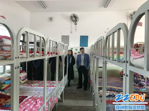 视察学生宿舍,学生宿舍干净整洁 视察学生宿舍,学生宿舍干净整洁