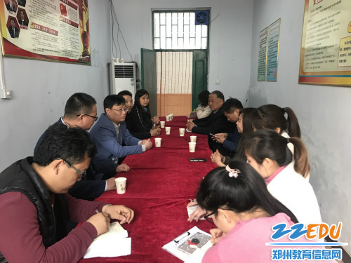 两校进行交流座谈 两校进行交流座谈