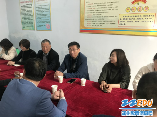 广武中心校校长李佑、副校长叶延斌和广武七小校长张玲霞认真聆听 广武中心校校长李佑、副校长叶延斌和广武七小校长张玲霞认真聆听