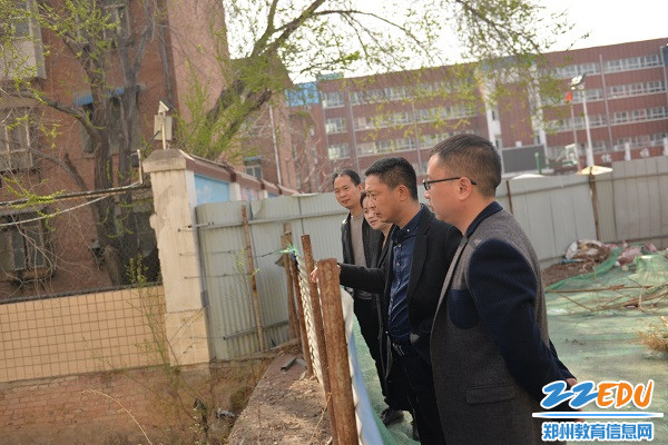 2检查组查看北操场基坑 2检查组查看北操场基坑