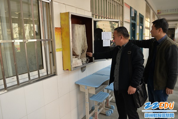 3检查组查看消防设施和维护记录 3检查组查看消防设施和维护记录