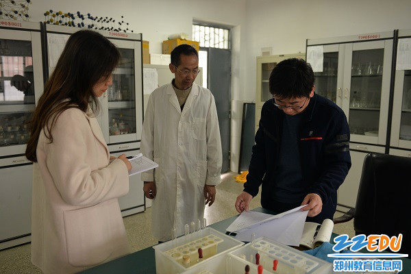 4检查组查看毒害品使用记录 4检查组查看毒害品使用记录