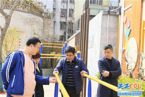 4 检查组一行对体育长廊进行实地查看 4 检查组一行对体育长廊进行实地查看