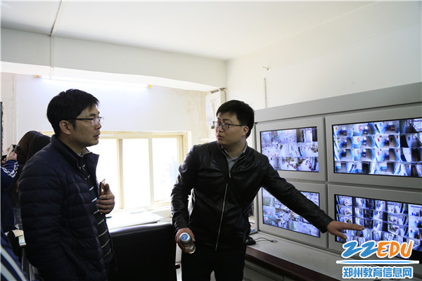 5 检查组一行对保安室进行实地查看 5 检查组一行对保安室进行实地查看