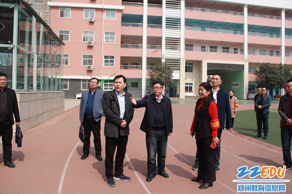 察看校园情况 察看校园情况