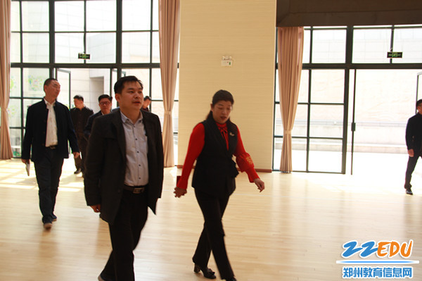 察看学校地下篮球馆 察看学校地下篮球馆