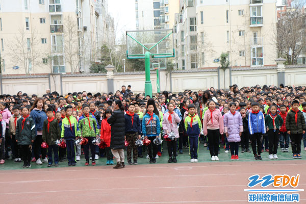 2.学生在专注聆听 2.学生在专注聆听