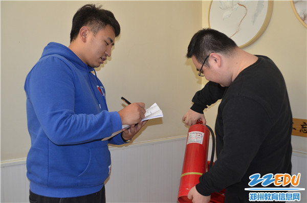 检查消防器材 检查消防器材