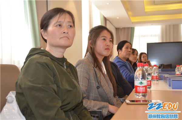 检查组听取汇报 检查组听取汇报